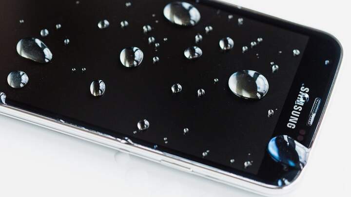 Quali sono gli smartphone resistenti all’acqua?