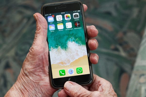 Gli smartphone più adatti ai nonni
